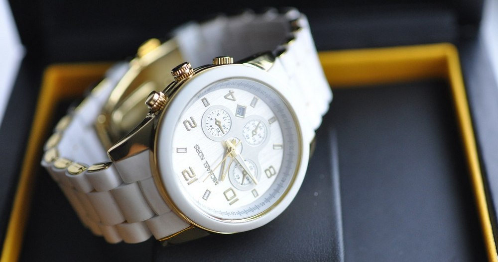 Часы корс сайт. Подарочные часы Michel Corse. Часы в качестве подарка.